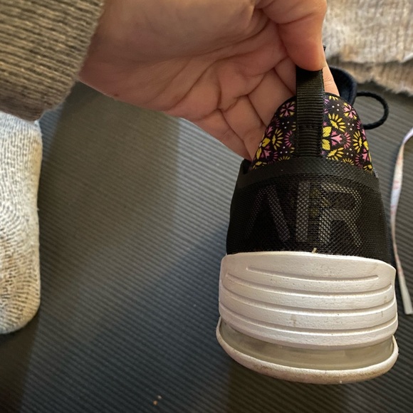 Size 8 Black Nike air - Picture 4 of 5